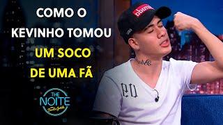 O dia que o Kevinho tomou um soco de uma fã e ganhou um coração | The Noite (28/02/25)