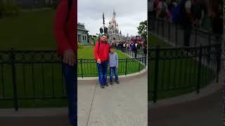 Bogdan cu tata la Disneyland. mama filmeaza