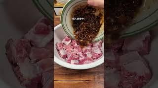 在广东，豉汁蒸排骨当然也是我们的拿手菜，做法简单又好吃#家常菜 #粤菜 | 美食