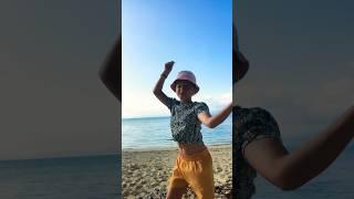 Waar ben jij liever? In de zee of op het strand? ️ #Wereldreis #Shorts 