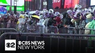 Estimated 1 million people brave rain for Times Square New Year's Eve celebration