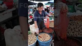 Traders here are busy selling protein-rich sago worms.@muhibbudinfood-ai
