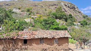 passando por uma casinha perto da colina lugar bom e tranquilo