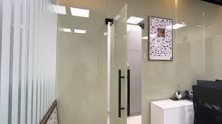Полностью стеклянные перегородки и двери в офисе с покрытием декоративной пленкой