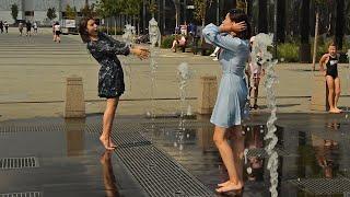 Girls, joy, a fountain and funny wet dresses! / Девушки, радость, фонтан и веселые мокрые платья!