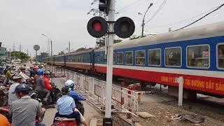 Train SE22 Saigon - Hue passing Ho Chi Minh City (2018)