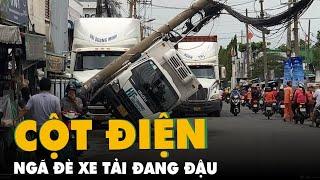 Cột điện ngã đè xe tải đang đậu trên đường ở quận 7, TP.HCM