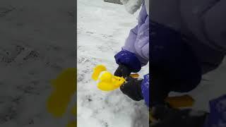 눈오는 날 눈오리 만드는 딸래미. A daughter who makes snow duck on a snowy day.