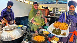 पति पत्नी selling सरसो का saag pahadi मक्के की रोटी in Ludhiana । Khalsa kitchen street food india