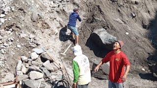 THE PROCESS OF SPLITTING A LARGE BLACK ROCK