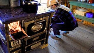 Pioneer Cooks: Biscuits & Wild Elk Bourguignon! Feast In An 1800s Cabin