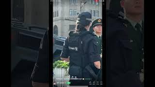 瞧一瞧漂亮女特警眼神調戲站崗小武警蛇鼠一窩