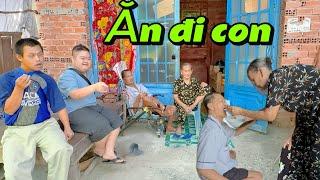 Cảnh mẹ già hơn 80 tuổi phải đúc từng muỗng cơm cho con trai 60 tuổi