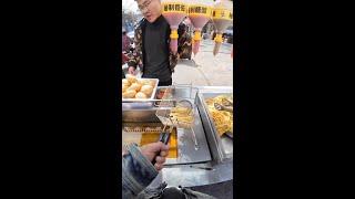 这个小兄弟好像很着急啊兄弟们#炸薯条 #路边摊 #美食推荐官