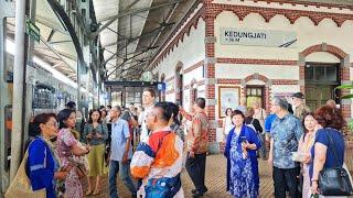 BANYAK BULE BERDATANGAN DI STASIUN KEDUNGJATI, SUASANA KERETA API SEPERTI ZAMAN KOLONIAL BELANDA.