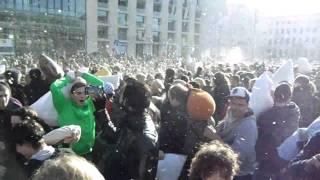 - Kissenschlacht - Pillow Fight - Flashmop am Brandenburger Tor in HD !!! 20.03.2011