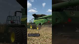 JOHN DEERE X9 1100 Combine Harvesting Corn#bigtractorpower#johndere#combine#corn#harvest