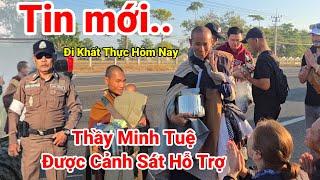 Tin Mới Nhất.. Thầy Minh Tuệ Được Cảnh Sát Hỗ Trợ Dời Khỏi Vị Trí Đêm Qua Đi Khất Thực Tại Thái Lan.