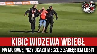 Kibic Widzewa wbiegł na murawę przy okazji meczu z Zagłębiem Lubin (12.05.2024 r.)