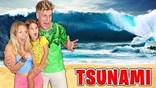 AURORA E PAPÀ MIKE RIMANGONO INTRAPPOLATI AL MARE IN SPIAGGIA IN MEZZO ALLO TSUNAMI CON LAURA!