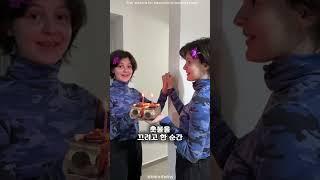 소녀는 스스로에게 생일 축하한다고 말했어요