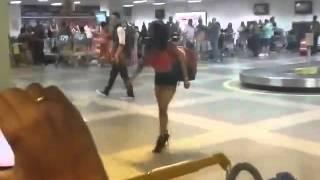 Inês Brasil é recebida por fãs no aeroporto de Belém (PA) @ 12/12/2015