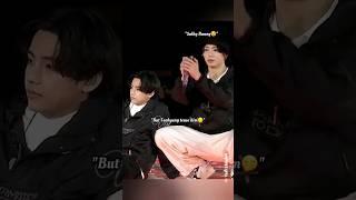 the way Jungkook signaled Tae so that he looks back at him #shorts #taekook #vkook