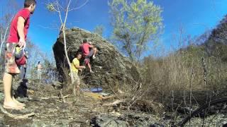 Nilo escalando Boulder "NUCA FRITA" V3 (First Ascent)