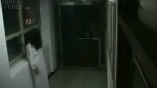 [Classic Video]  Grudge Girl Lookalike Freaks People Out Walking Into A Building