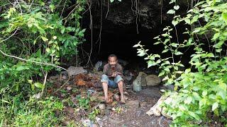 Guaro Vive Solo en el monte en una Cueva, La vida del campo
