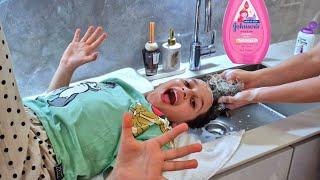 Ma mère me lave les cheveux dans lavabo  de la cuisine #sistersalipour