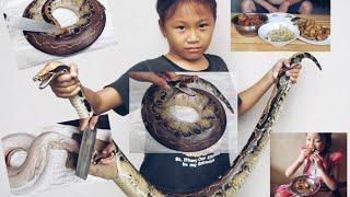 MAKING SNAKE PYTON SPICY SOUP / EXTREMEFOODINDONESIA / MASAK ULAR /ซุปงูรสเผ็ด / スパイシーなヘビのスープ