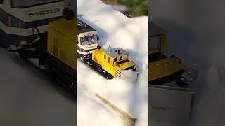 Snowplow gets stuck on icy bridge #gardenrailway #lgb #gartenbahn