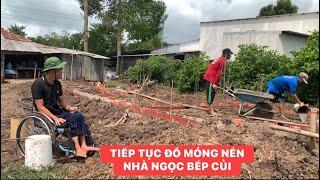 Mấy chú thợ đang đổ móng nền nhà Ngọc Bếp Củi đem loa kéo ra hát mấy chú khoái quá chừng