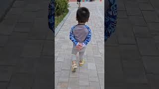 뒷짐지고 걷는 26개월 아기어르신 뒷태 26 month old baby's back
