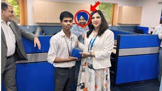 मेरे office me singing top performance 1st स्थान आया जिसमे He gave me a small gift from the CEO 