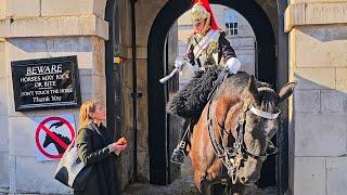 GET BACK! SUPERSTAR LADY TROOPER TELLS MULTIPLE SNOOZY TOURISTS TO MOVE at Horse Guards!