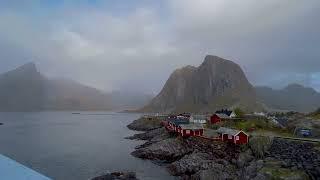 挪威Norway~Lofoten Islands~Reine~Eliassen Rorbuer山頭左邊出現彩虹.