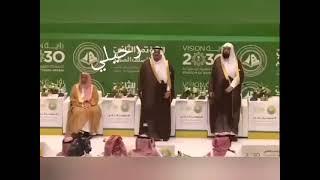 سليمان الرحيلي واقف للعلم والنشيد السعودي ما هذا ؟؟؟