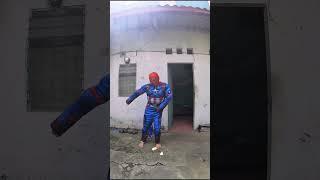 Người Nhện nhảy điệu gì lạ vậy, What strange dance is Spiderman doing?