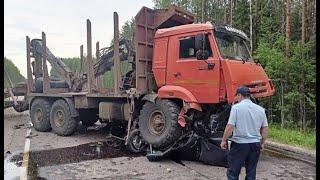 Раздавил под собой легковушку: ни единого шанса выжить в жутком ДТП в Вологодской области