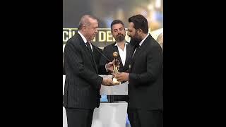 Abdulhamidxon 2 filmida Abdulhamidxon rolini oynagan Bulent Inal Prezidentdan sovga oldi