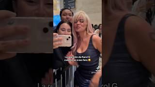 Karol G frena a su seguridad para ir a saludar a sus fans