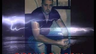 תומר עזר-אוסף את השברים