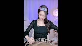 美女卓舒晨古筝演奏歌曲《风含情水含笑》欣赏
