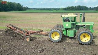 JOHN DEERE 7520 Tractor Plowing