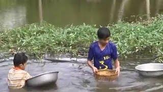 Hai anh em mồ côi gỡ lưới, bắt tôm cá sống lay lắt qua ngày 