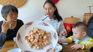 Longjing shrimp, a famous Zhejiang dish