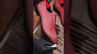The transformation of the Burgundy Cut Oxford: the coloring process#shoes #leathershoes #fashion L