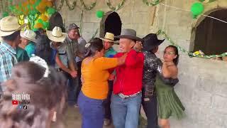 Este señor de rojo tiene su buen movimiento lujo de baile en plan del guineo Chiquimula